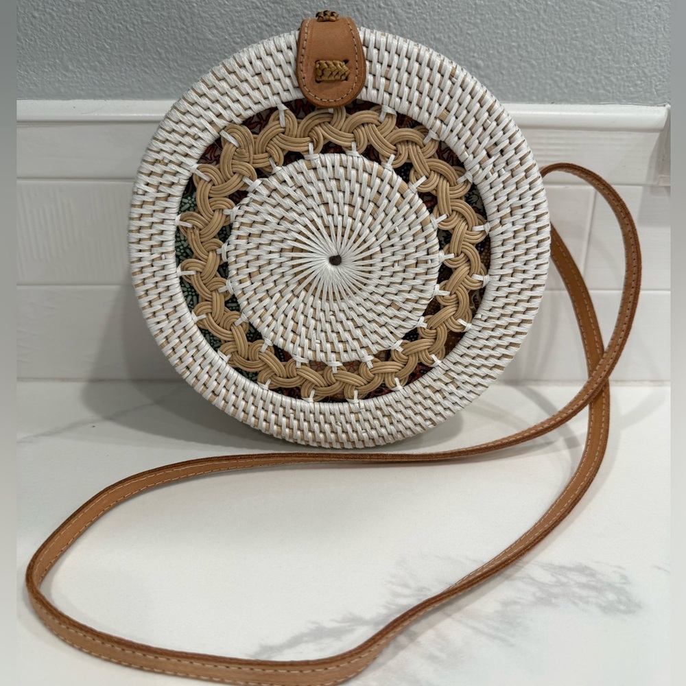 Chic rattan White and Tan Round Bag